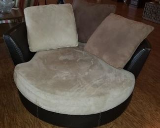 GORGEOUS SWIVEL LEATHER CHAIR