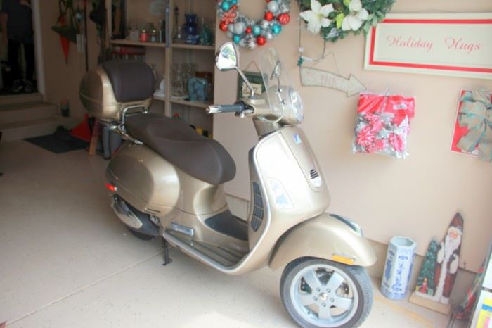 2011 Vespa GTS 300ie Excellent Condition with Vespa Top Case and Windshield