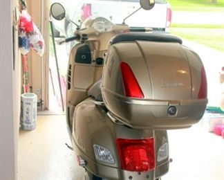 2011 Vespa GTS 300ie Excellent Condition with Vespa Top Case and Windshield