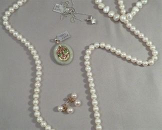 NICE SELECTION OF AUTHENTIC CULTURED PEARLS SET ON 14K GOLD. INCLUDED HERE IS A FRESHWATER PEARL BRACELET ON STERLING SILVER AND A JADE/SAPPHIRE/EMERALD PENDANT ON 14K GOLD