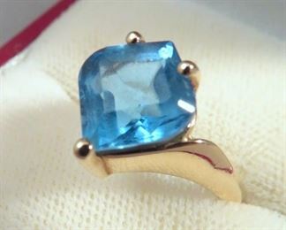 VIBRANT 14K GOLD AND BLUE TOPAZ RING