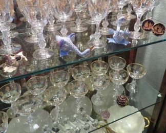 LARGE SELECTION OF FRANCISCAN GILT CRYSTAL STEMWARE IN THE "PALAIS VERSAILLES" PATTERN