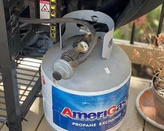 Weber silver propane gas grill. Photo 2 of 3