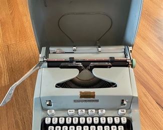 Hermes 3000 vintage typewriter with case. Photo 1 of 2