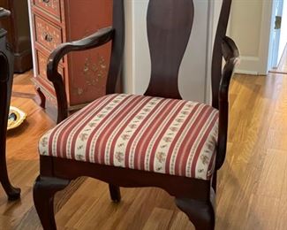 Set of 8 Davis Cabinet Company Queen Anne mahogany chairs