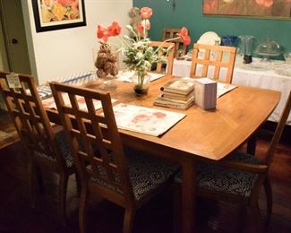Vintage Thomasville dining table with 6 chairs.