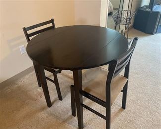 Small kitchen table+2 chairs