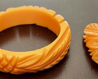 Stunning Vintage Chunky Orange Bakelite Pineapple Deep Carved Bangle Bracelet & Matching Scarf Pin Pendant 