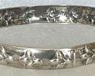 Pretty Vintage Repousse Flower Bangle Sterling Silver Bracelet Stamped Sterling Weighs 9.3 Grams 