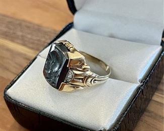 Antique 10K Yellow Gold Hematite Trojan Intaglio Carved Onyx Ring Size 8.5 With (2) Side Diamonds 5.1 Grams