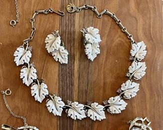 Vintage Lisner White Thermoset Oak Leaf Necklace & Earrings 