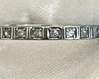 Antique 18K White Gold Band With Seven Small Diamonds & Small Etched Flowers Size 7 Weighs 2.6 Grams 