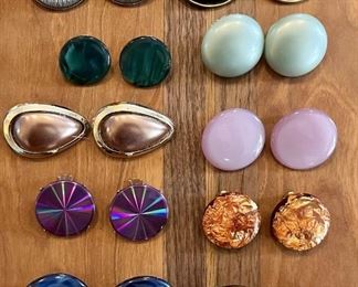 (10) Pairs Of Vintage Clip On Disc Earrings Assorted Colors, Foil, Holographic, Plastic, Metal & More 