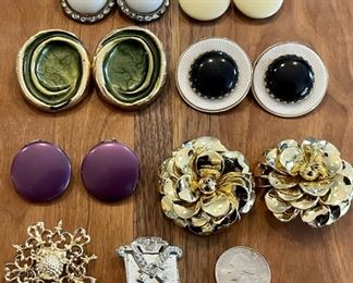 (6) Pairs Of Vintage Runway Clip On Disc Earrings, Celluloid, Metal & Plastic (2) Pins One With Scarf Slide 