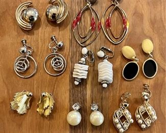 (8) Pair Of Vintage Clip On Earrings, Coro, Enamel, Faux Pearls, Gold & Silver Tone & More  