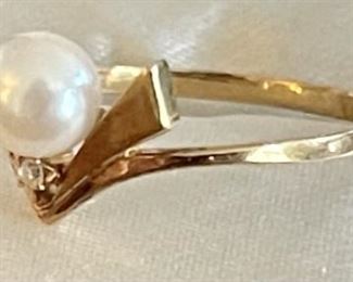 Delicate Antique 18K Gold Simulated Pearl & Diamond Ring Size 6.75 Weighs 1.3 Grams 