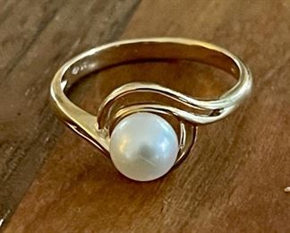 Vintage 14K Gold And Simulated Pearl Ring Size 6.75 And Weighs 2.5 Grams 