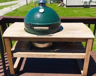 QUALITY TOP OF THE LINE GREEN EGG SMOKER GRILL WITH TABLE & GREEN EGG COVER. FRESH NEW SEALS PLUS  NEW GREEN EGG PIZZA TRAY