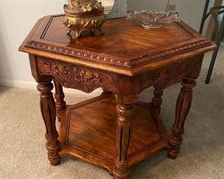 Nice end table with matching coffee table