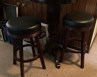 39 Pub Table with 2 Bar Stools