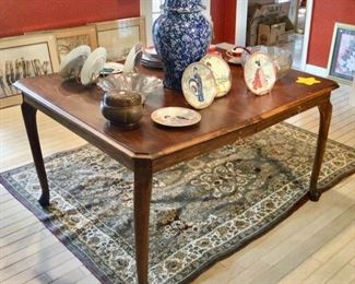 Queen Anne dining table, great paint project or use as -is,  huge blue and white ginger jar