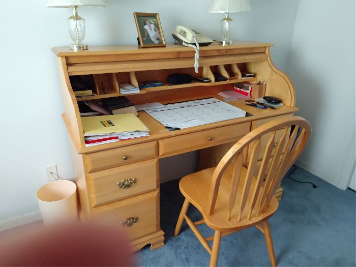 Great roll top desk/just perfect