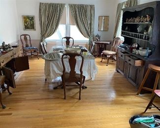 Formal mahogany Queen Anne style dining room table/chairs.