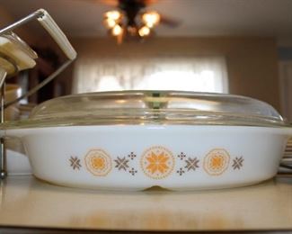 PYREX TOWN & COUNTRY DIVIDED CASSEROLE
