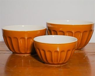 set of three vintage pyrex mixing bowls mocha colored