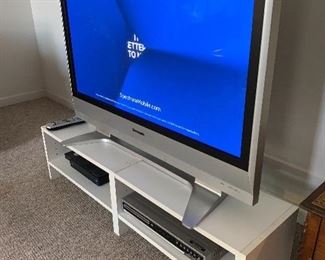 42 inch like née TV with remote 