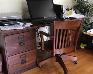 Pottery Barn desk!  (CONTENTS ON TOP NOT FOR SALE)!