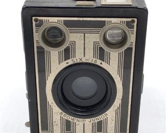 Vintage Collectible Six-16 BROWNIE JUNIOR Camera
