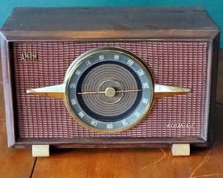 Vintage RCA Victor AM/FM Tube Radio, 11" x 17" x 9"