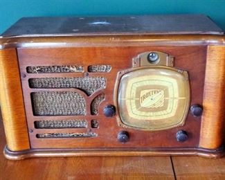 Truetone Radio Network, Model D-724 11.5" x 19.5" x 9"