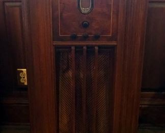 Vintage Philco Tube Radio, Model 640, 39.5" x 24" x 11'