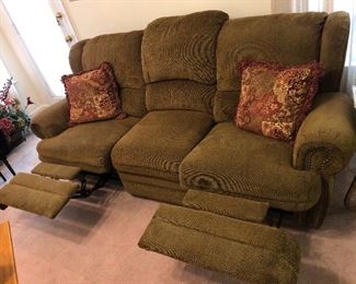 Nice sofa with 2 recliners
