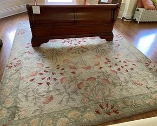 Floral wool rug measures 8' x 10' 