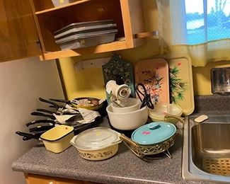 kitchen items, pots and pans, Pyrex