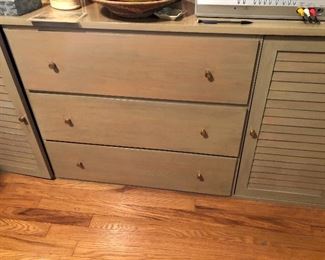 Dresser/storage cabinet