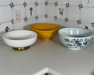 (3pc) MIXING BOWLS, DELFT | Including a Delft bowl decorated with flowers, an American made white bowl mounted to pedestal, and an unmarked bright yellow bowl (h. 4-3/4 x dia. 12 in.) [with two chips to rim] 