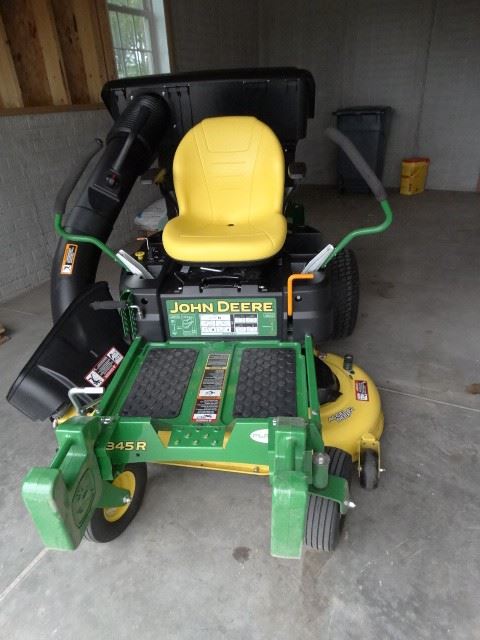 John Deere Z345R  zero turn mover 