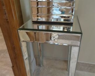 Accent table and jewelry case