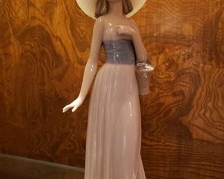 Nao - Girl with Basket