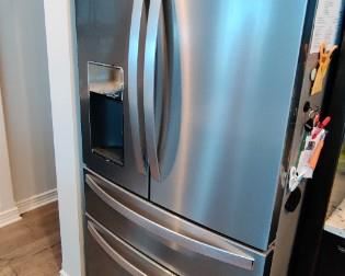 LIKE NEW EXCELLENT CONDITION 2YRS OLD Whirlpool 26.2-cu ft 4-Door French Door Refrigerator with Ice Maker (Fingerprint Resistant Stainless Steel)
Item #916724Model #WRX986SIHZ Keep items in easy reach with the refrigerated exterior drawer
Get more storage flexibility with the triple crisper
Easily find frozen food with triple-tier freezer storage
Manufacturer Color/Finish:Fingerprint Resistant Stainless Steel PRODUCT OVERVIEWGet flexible storage with purposeful spaces for your family's favorites. This bottom freezer refrigerator features a refrigerated exterior drawer so you can adjust the temperature based on what you are storing. Keep various fruits and vegetables in the triple crisper with 2 large crispers and a smaller center crisper, then easily find food with this bottom mount refrigerator's triple-tier freezer storage.
Exterior Ice and Water Dispenser with EVERYDROP Filtration lets you access fresh filtered water and ice without ever opening the refrigerator door
Select th