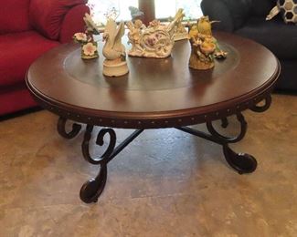 Round Coffee Table with Iron Base - Porcelain Birds