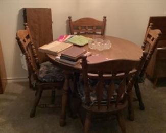 Table with four chairs and two sleeve