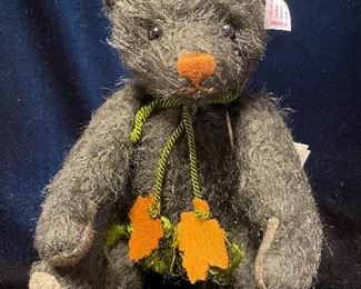 $125.00
Autumn Teddy Bear EAN 664212
10” Mohair 
LE 60/1500
With box and COA 