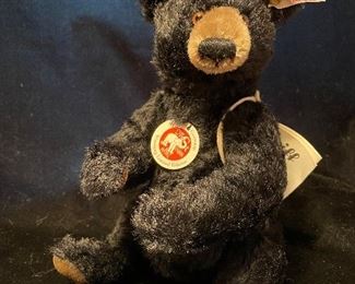 $125.00
Winnipeg grizzly bear club 
EAN 036637 
9” Mohair
LE 787/1500
With box and COA 