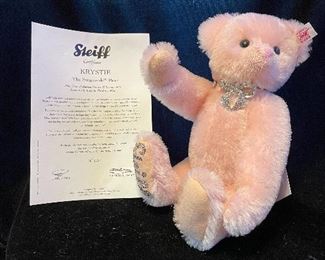 $130.0
Krystie The Swarovski Bear 
EAN 663321
12” Mohair 
Crystal ear button 
LE 631/2021
With gift box and COA 