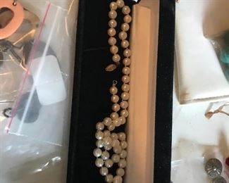 Several strands of pearls 